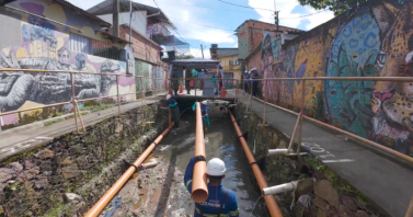 Obra leva pela primeira vez esgotamento sanitário a comunidade de rip-rap em Manaus